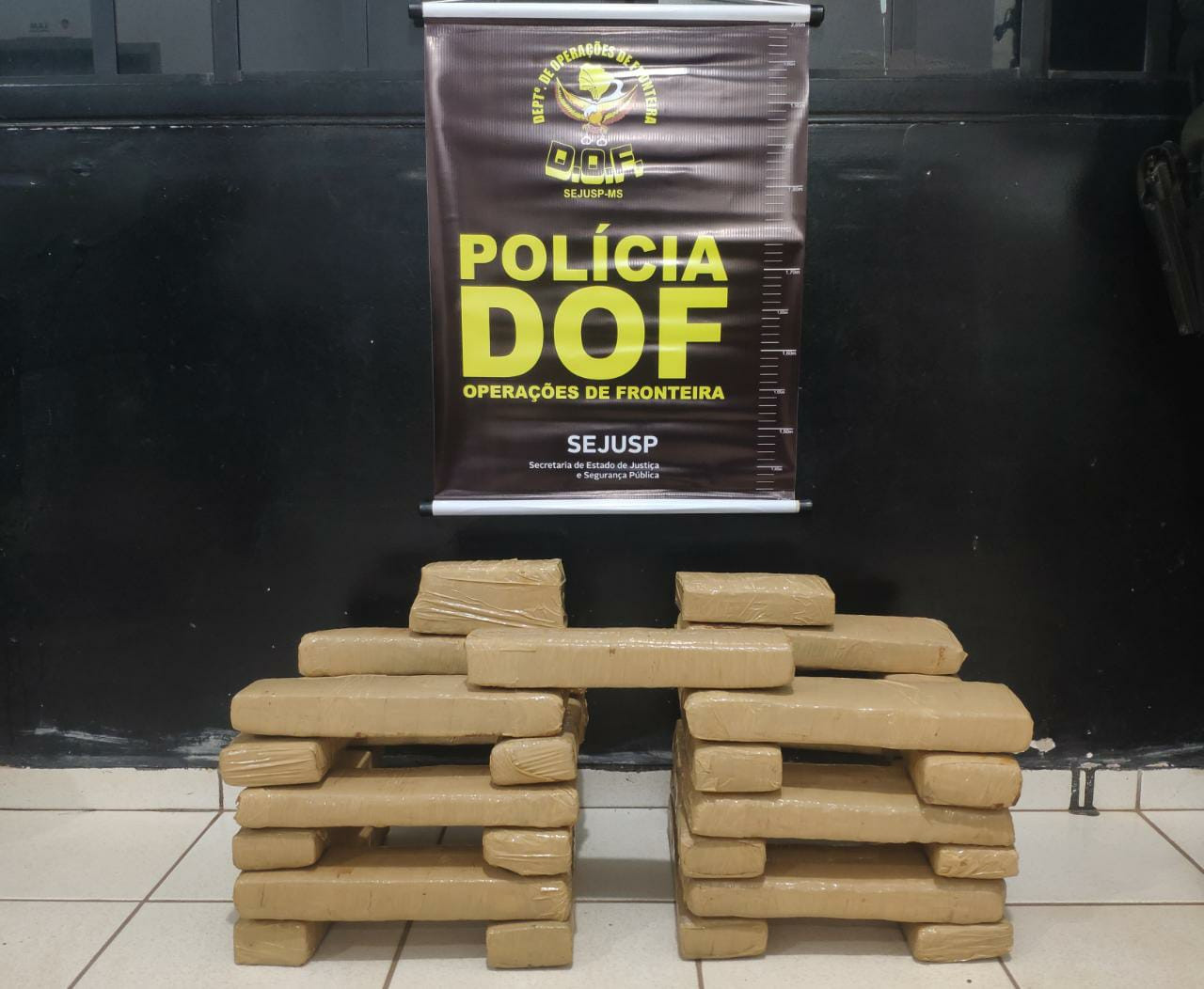 Homem é preso pelo DOF com 27 tabletes de maconha dentro de ônibus em Amambai