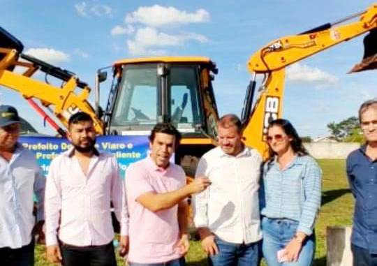 Com emenda do deputado Beto Pereira, Paranhos recebe retroescavadeira