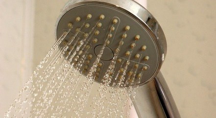 Faltou luz e precisa de banho? Veja os benefícios e malefícios de tomar uma ducha gelada