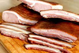 Salga, cura e defumação: entenda como é feito o verdadeiro bacon