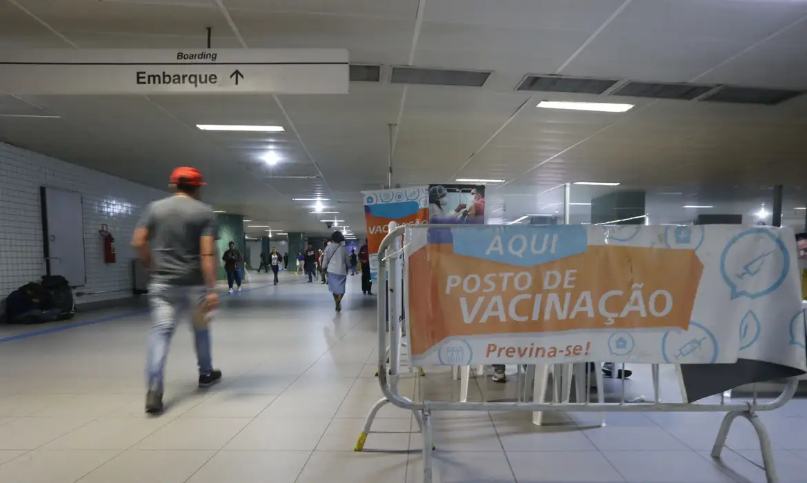 Brasileiros adultos ainda têm medo associado à covid-19, diz pesquisa