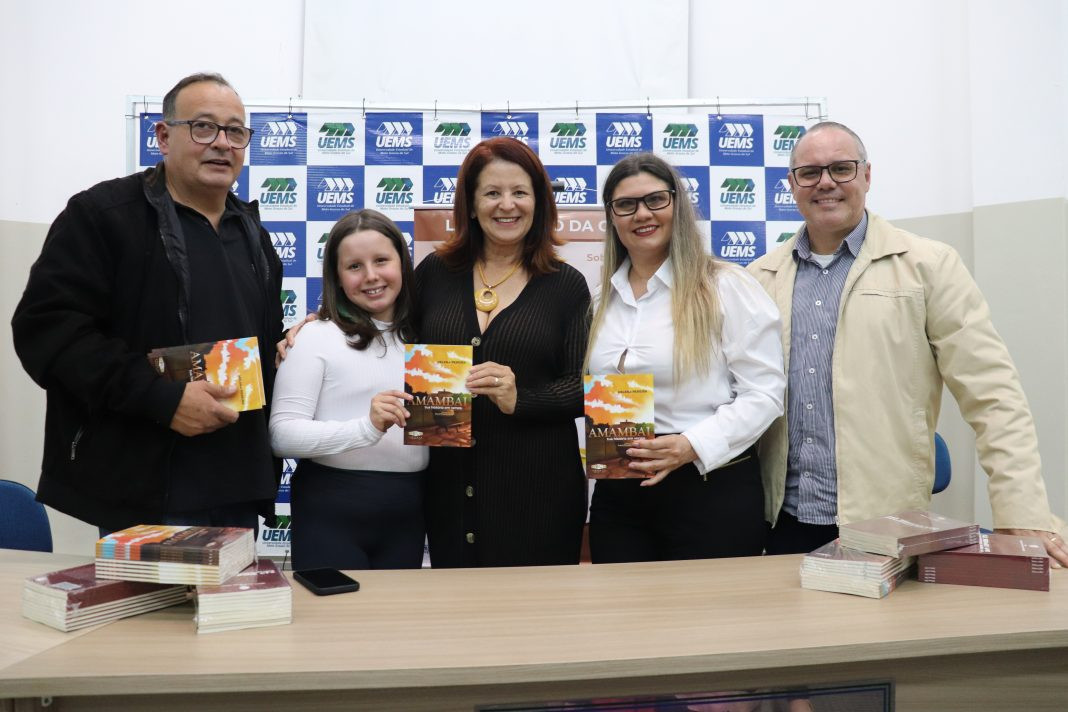 No mês de aniversário do município, Helena Pereira lança livro que tem Amambai como inspiração