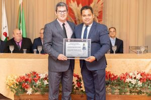 Isvan Araújo entrega Título de Cidadão Honorário de Caarapó ao Pr. Euller