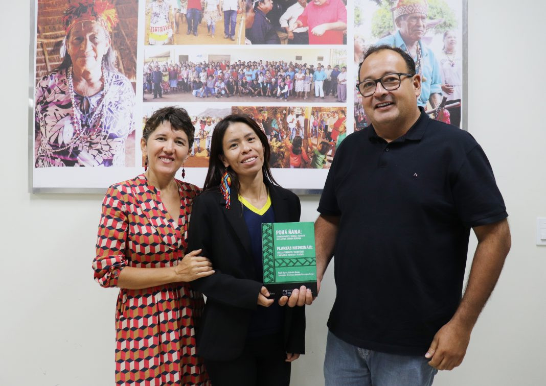 Indígena, professora amambaiense é organizadora de livro produzido por pesquisadores da Fiocruz