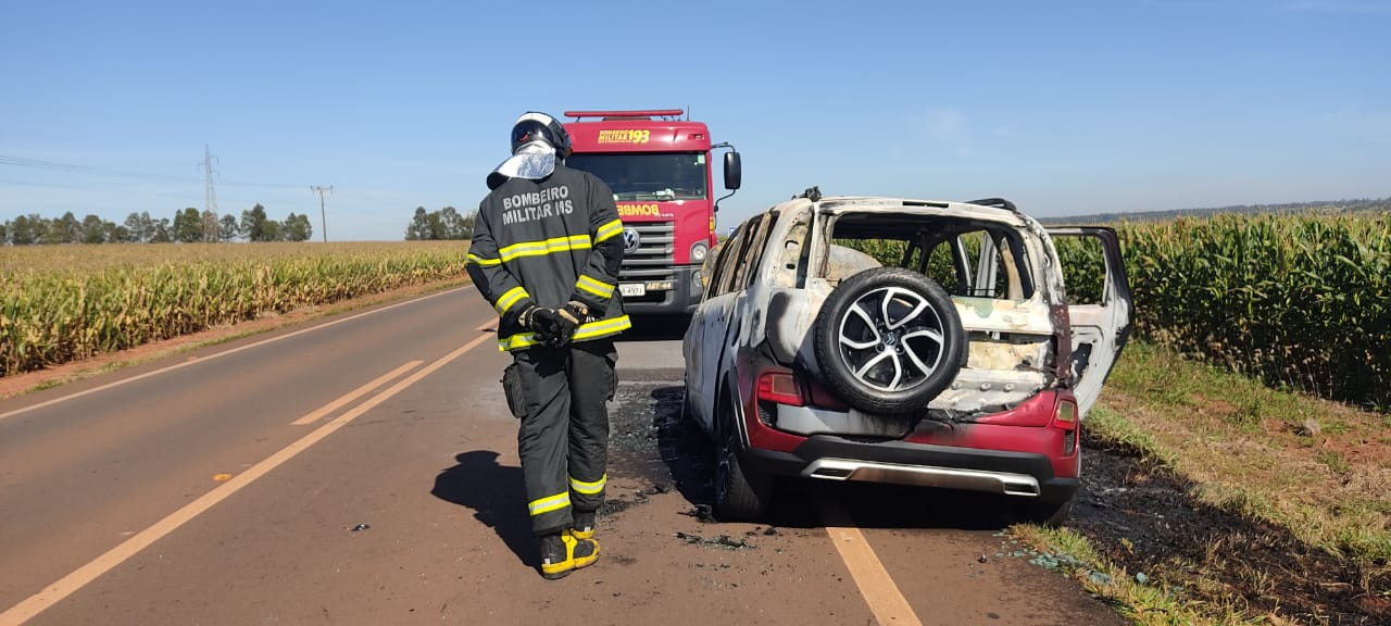 Incêndio destrói veículo na MS-156 entre Amambai e Caarapó