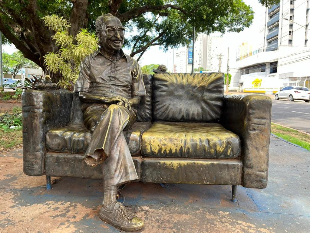 Pé no chão: governo atende solicitação de Cel David e vai restaurar estátua de Manoel de Barros