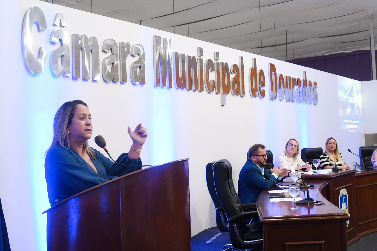 Deputada Lia Nogueira recebe moção honrosa por sua atuação na política douradense