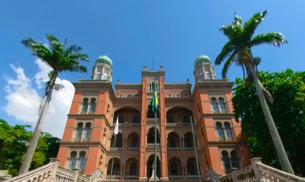 Fiocruz faz 122 anos fabricando vacinas e remédios para todo o país