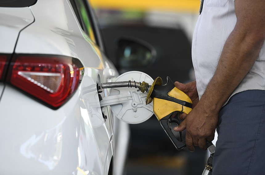 Litro da gasolina comum varia de R$ 5,71 a R$ 5,83 em Amambai