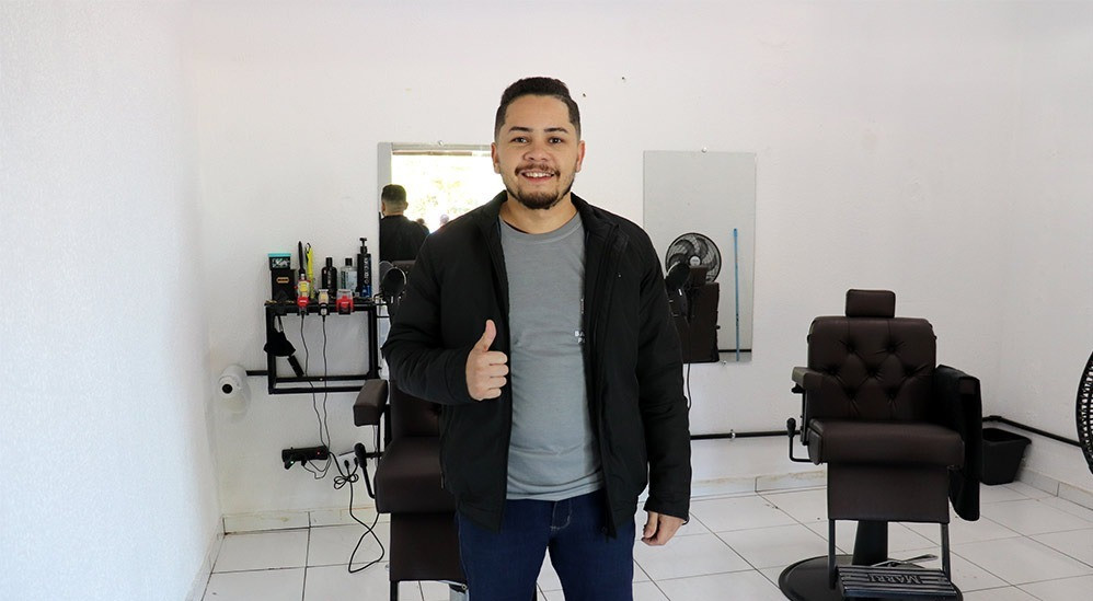 Marco Antônio Borgues Lima inaugurou Barbearia Popular no centro de Amambai
