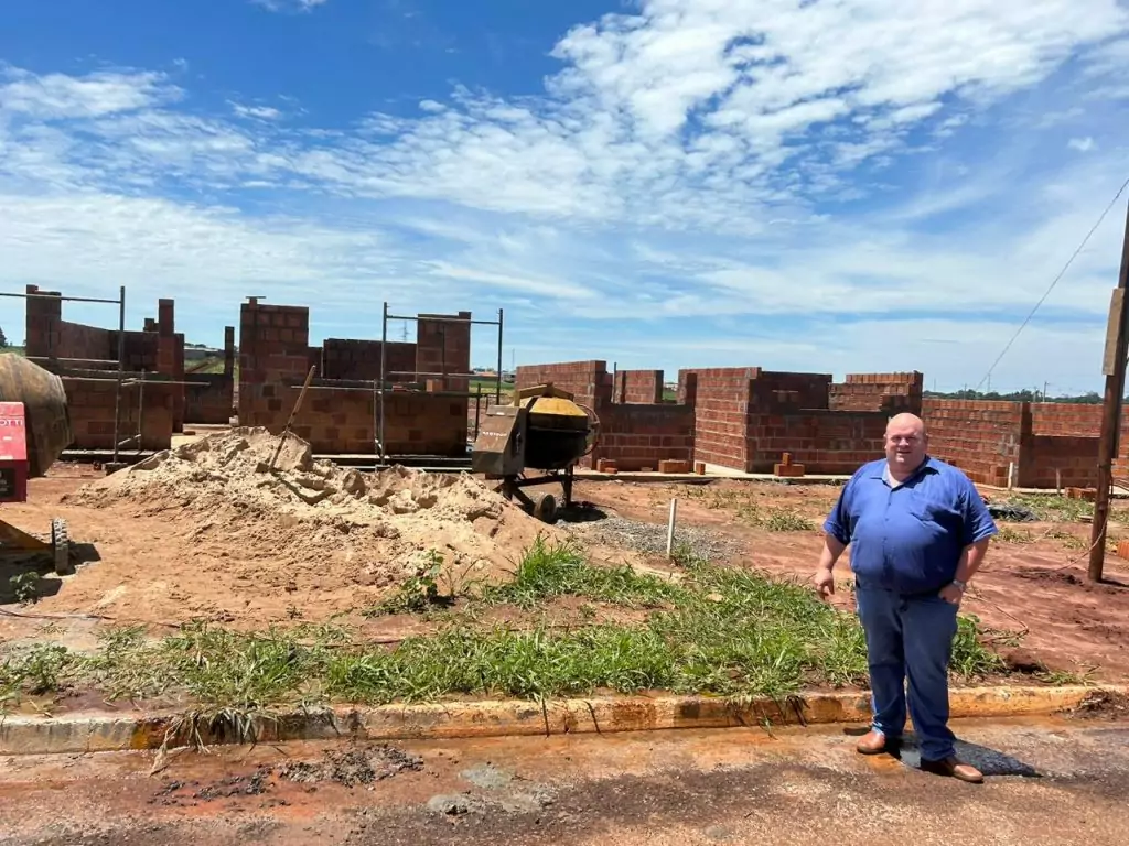 Vereador Baena acompanha obras em andamento das casas populares em Caarapó
