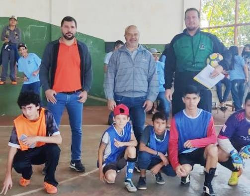Diretor de esportes de Sete Quedas visita projeto "Recreio Campeão"