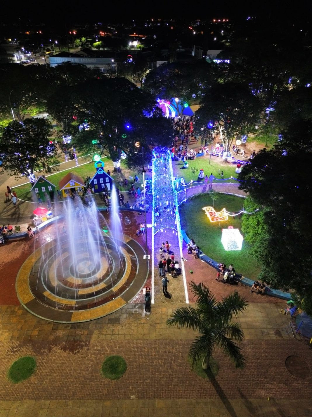 Espetáculo de cores, luzes e música marcaram a abertura do Natal de Luzes 2023 em Amambai