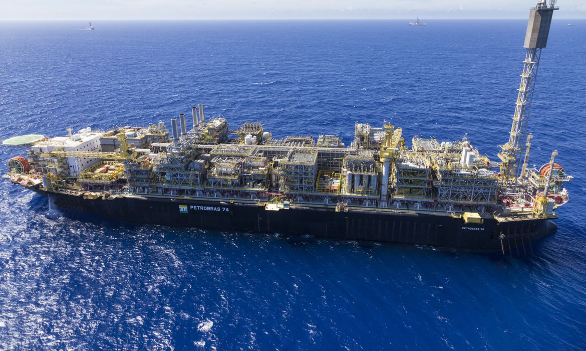 Petróleo fecha em alta de 4% após Guerra de Israel impor temores sobre oferta