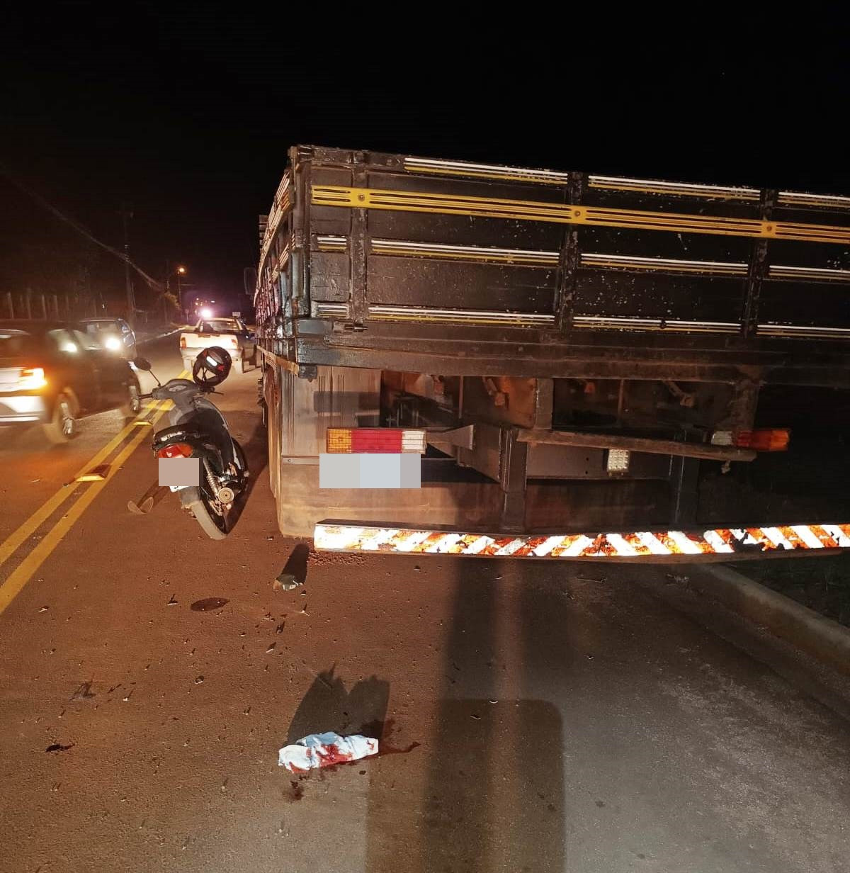 Motociclista sofre ferimentos graves ao colidir contra traseira de caminhão estacionado em Amambai