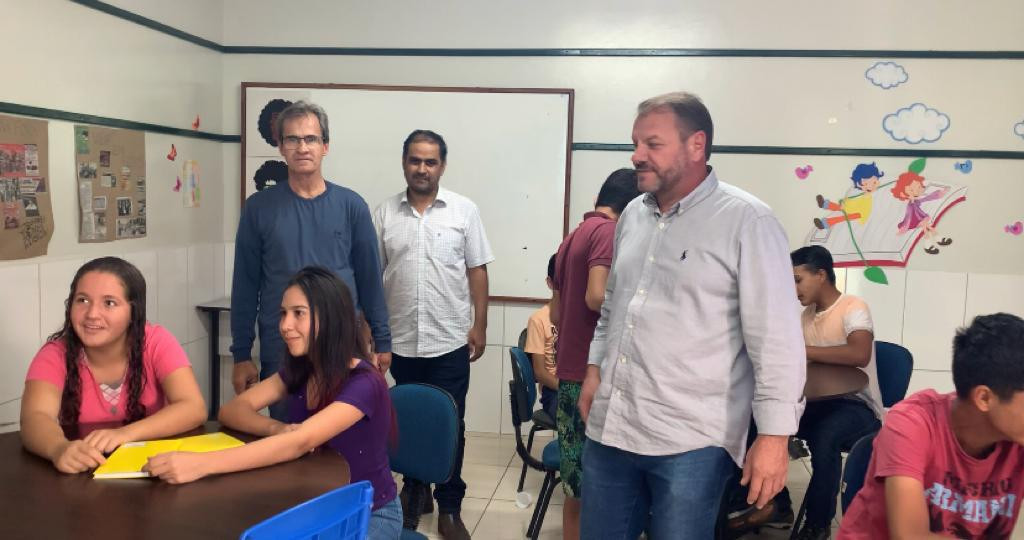 Prefeito Donizete Viaro, secretária de educação Antonia Zagonel e vereadores visitam os Projetos de Intervenção Pedagógicas em Paranhos