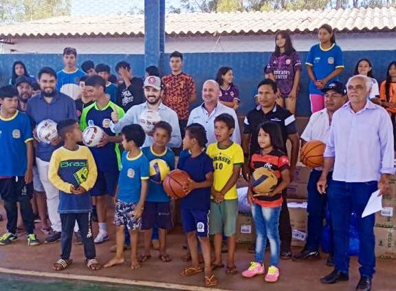 Parceria entre prefeitura e Governo do Estado distribui materiais esportivos às comunidades indígenas em Tacuru