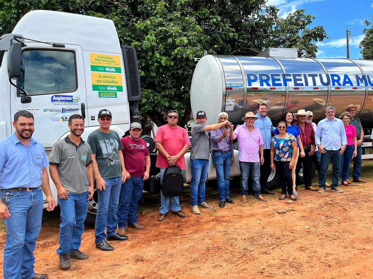 Prefeito Lídio Ledesma entrega veículo para transporte de leite à Comunidade do Assentamento Auxiliadora