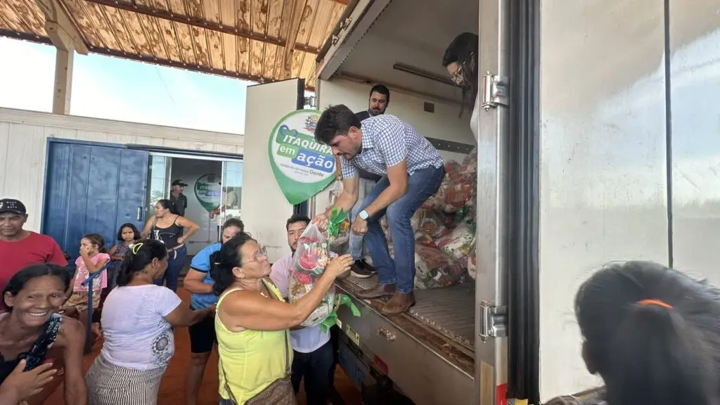 Thalles entrega cestas natalinas para famílias do Complexo Santo Antônio beneficiárias do programa Bolsa Família e PAINF Thalles entrega cestas natalinas para famílias do Complexo Santo Antônio beneficiárias do programa Bolsa Família e PAINF