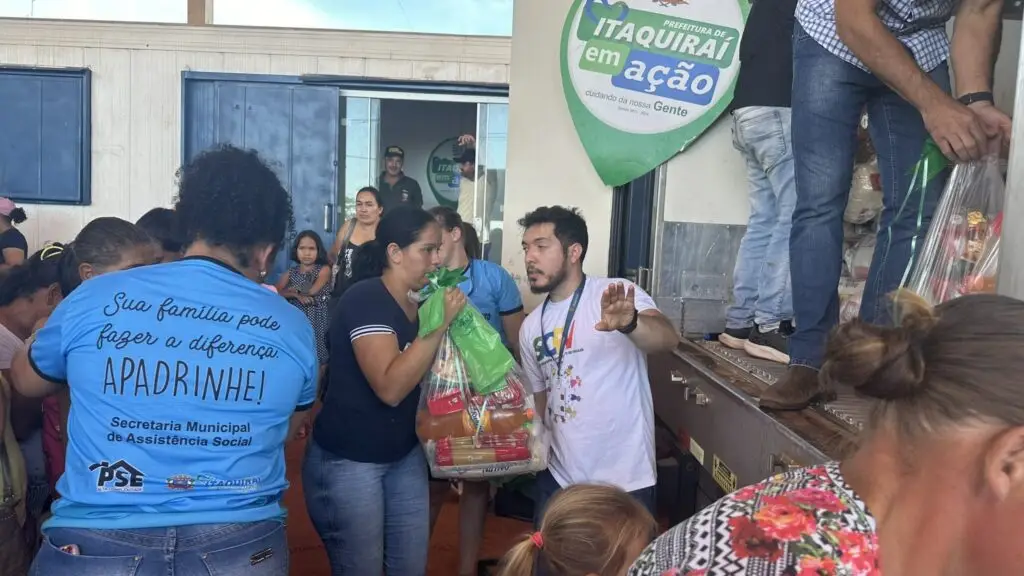 Thalles entrega cestas natalinas para famílias do Complexo Santo Antônio beneficiárias do programa Bolsa Família e PAINF Thalles entrega cestas natalinas para famílias do Complexo Santo Antônio beneficiárias do programa Bolsa Família e PAINF