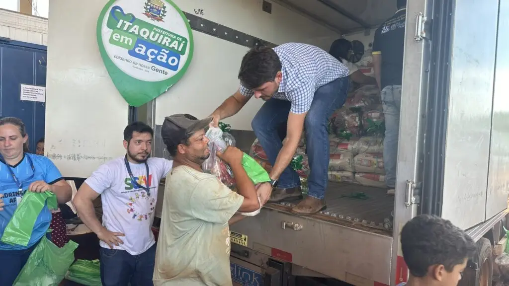 Thalles entrega cestas natalinas para famílias do Complexo Santo Antônio beneficiárias do programa Bolsa Família e PAINF Thalles entrega cestas natalinas para famílias do Complexo Santo Antônio beneficiárias do programa Bolsa Família e PAINF