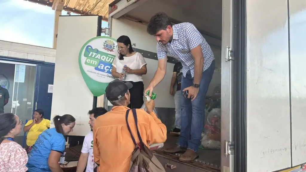 Thalles entrega cestas natalinas para famílias do Complexo Santo Antônio beneficiárias do programa Bolsa Família e PAINF Thalles entrega cestas natalinas para famílias do Complexo Santo Antônio beneficiárias do programa Bolsa Família e PAINF
