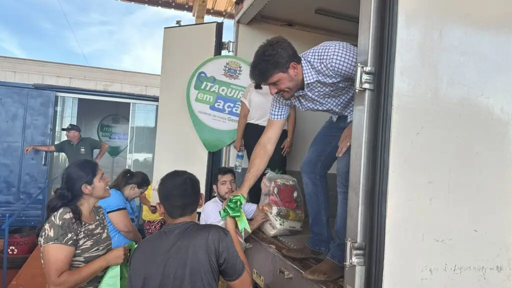 Thalles entrega cestas natalinas para famílias do Complexo Santo Antônio beneficiárias do programa Bolsa Família e PAINF Thalles entrega cestas natalinas para famílias do Complexo Santo Antônio beneficiárias do programa Bolsa Família e PAINF