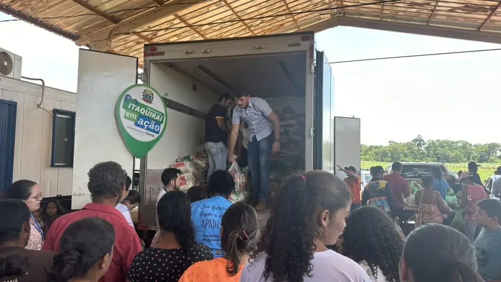 Thalles entrega cestas natalinas para famílias do Complexo Santo Antônio beneficiárias do programa Bolsa Família e PAINF Thalles entrega cestas natalinas para famílias do Complexo Santo Antônio beneficiárias do programa Bolsa Família e PAINF
