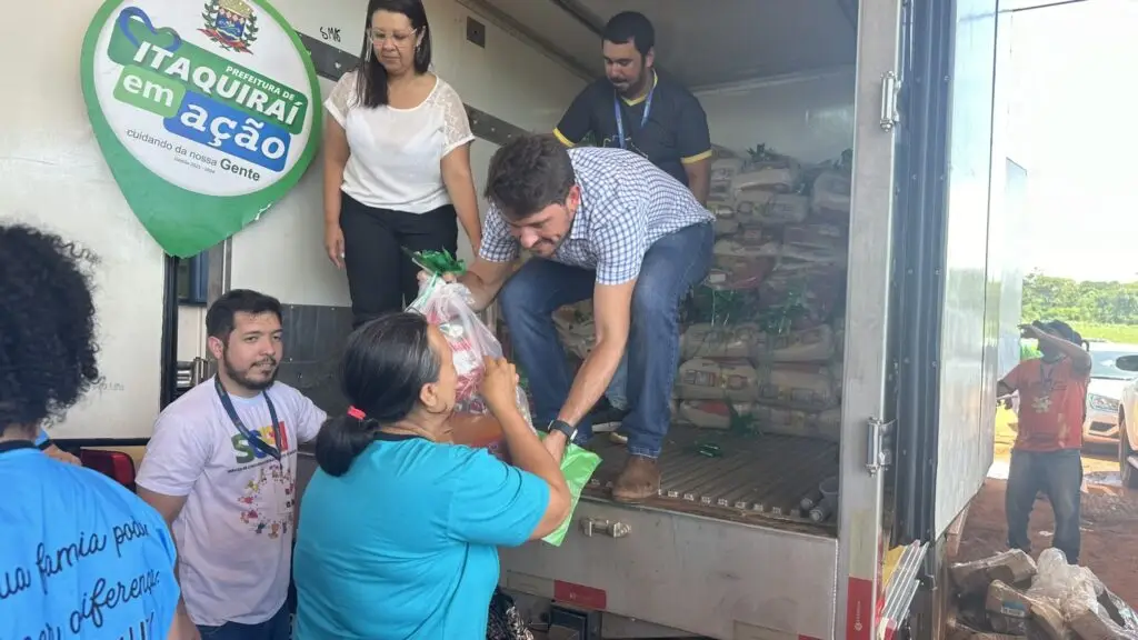 Thalles entrega cestas natalinas para famílias do Complexo Santo Antônio beneficiárias do programa Bolsa Família e PAINF Thalles entrega cestas natalinas para famílias do Complexo Santo Antônio beneficiárias do programa Bolsa Família e PAINF