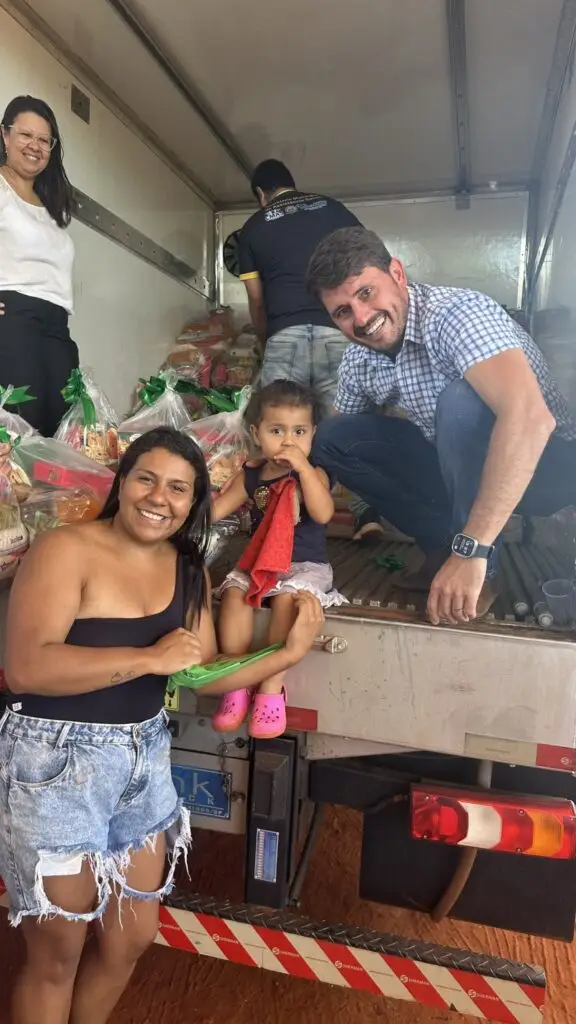 Thalles entrega cestas natalinas para famílias do Complexo Santo Antônio beneficiárias do programa Bolsa Família e PAINF Thalles entrega cestas natalinas para famílias do Complexo Santo Antônio beneficiárias do programa Bolsa Família e PAINF