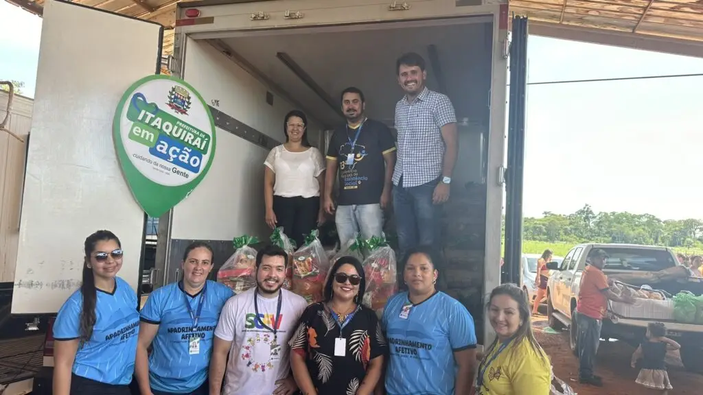 Thalles entrega cestas natalinas para famílias do Complexo Santo Antônio beneficiárias do programa Bolsa Família e PAINF Thalles entrega cestas natalinas para famílias do Complexo Santo Antônio beneficiárias do programa Bolsa Família e PAINF
