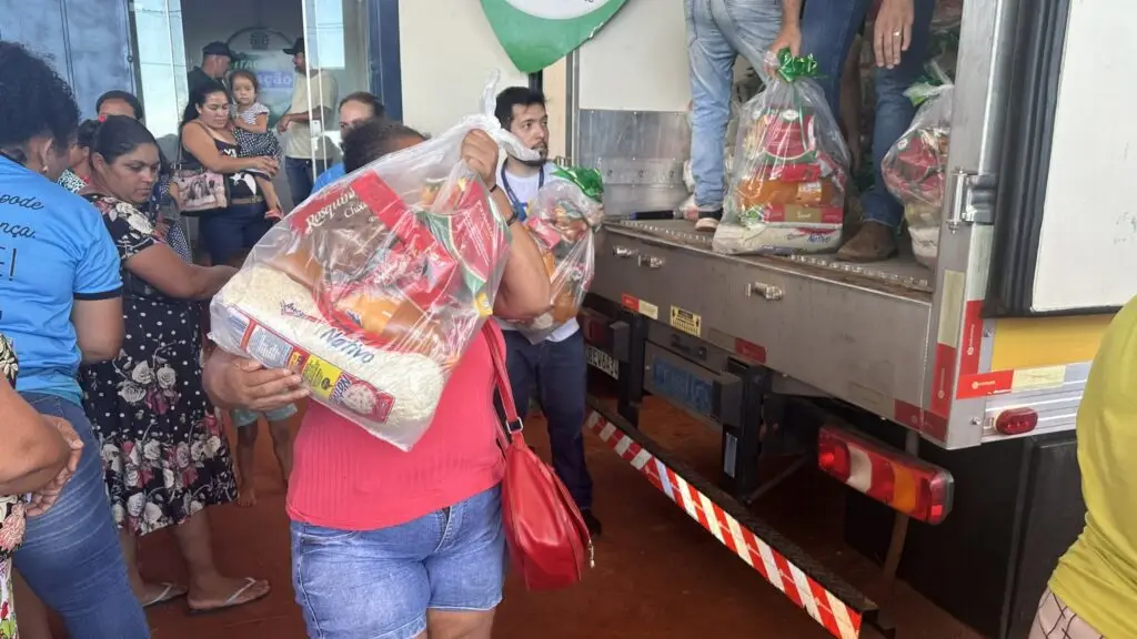 Thalles entrega cestas natalinas para famílias do Complexo Santo Antônio beneficiárias do programa Bolsa Família e PAINF Thalles entrega cestas natalinas para famílias do Complexo Santo Antônio beneficiárias do programa Bolsa Família e PAINF