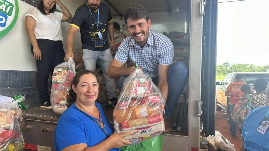 Thalles entrega cestas natalinas para famílias do Complexo Santo Antônio beneficiárias do programa Bolsa Família e PAINF Thalles entrega cestas natalinas para famílias do Complexo Santo Antônio beneficiárias do programa Bolsa Família e PAINF