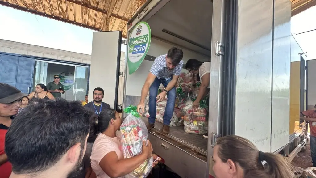 Thalles entrega cestas natalinas para famílias do Complexo Santo Antônio beneficiárias do programa Bolsa Família e PAINF Thalles entrega cestas natalinas para famílias do Complexo Santo Antônio beneficiárias do programa Bolsa Família e PAINF