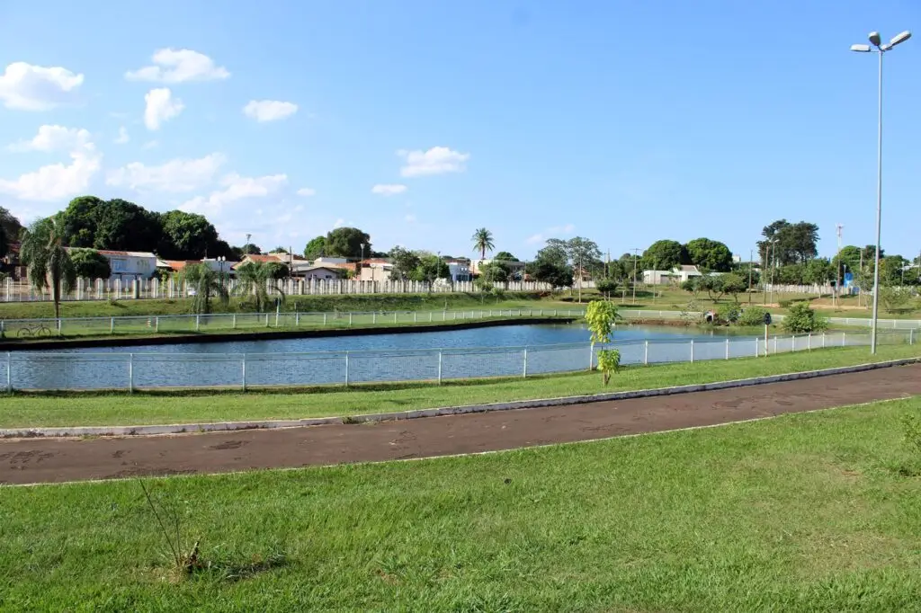 Ação conjunta em Naviraí promove limpeza no lago do Parque Sucupira Ação conjunta em Naviraí promove limpeza no lago do Parque Sucupira