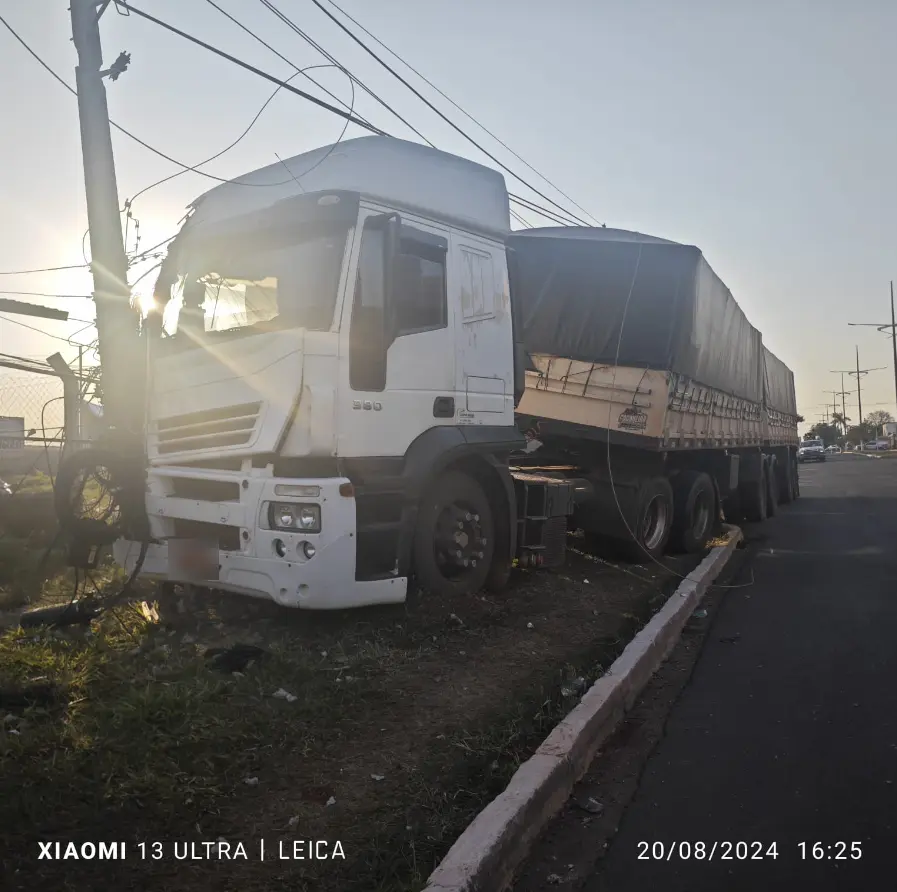 Caminhão sem freios colide com postes e interdita avenida em Amambai Caminhão sem freios colide com postes e interdita avenida em Amambai