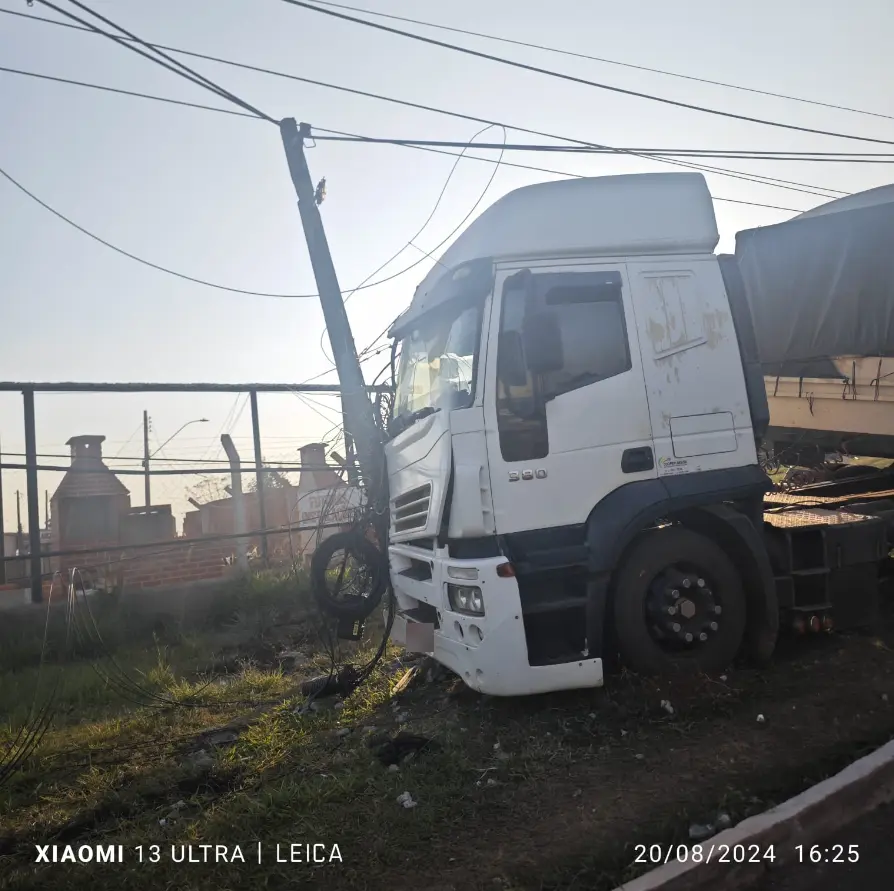 Caminhão sem freios colide com postes e interdita avenida em Amambai Caminhão sem freios colide com postes e interdita avenida em Amambai
