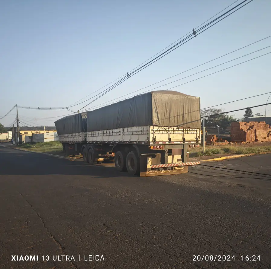 Caminhão sem freios colide com postes e interdita avenida em Amambai Caminhão sem freios colide com postes e interdita avenida em Amambai
