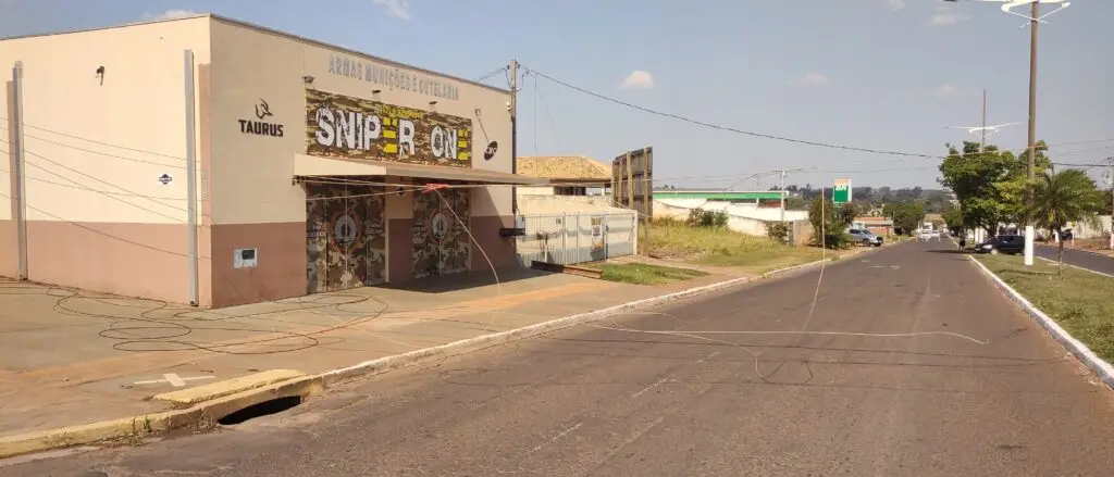 Caminhão sem freios colide com postes e interdita avenida em Amambai Caminhão sem freios colide com postes e interdita avenida em Amambai