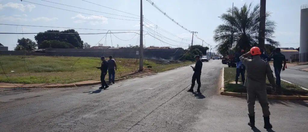 Caminhão sem freios colide com postes e interdita avenida em Amambai Caminhão sem freios colide com postes e interdita avenida em Amambai