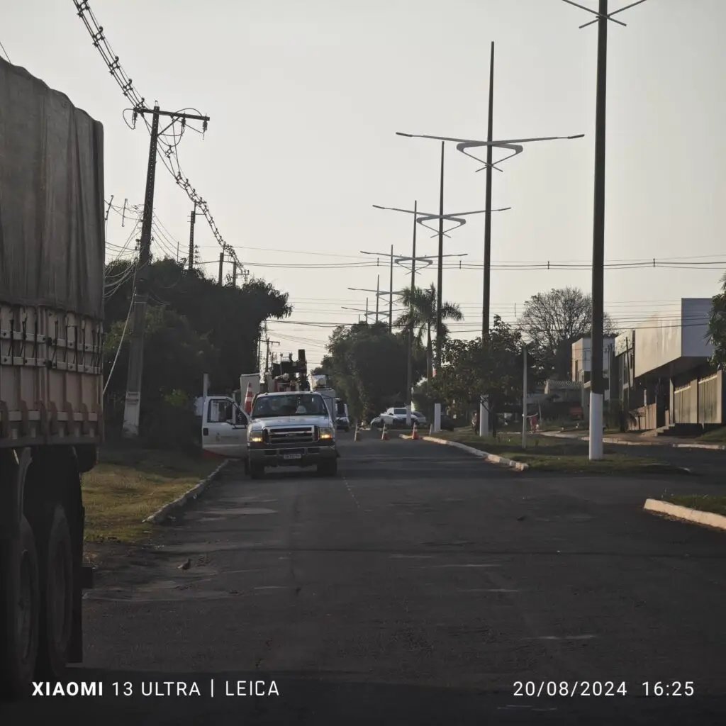 Caminhão sem freios colide com postes e interdita avenida em Amambai Caminhão sem freios colide com postes e interdita avenida em Amambai