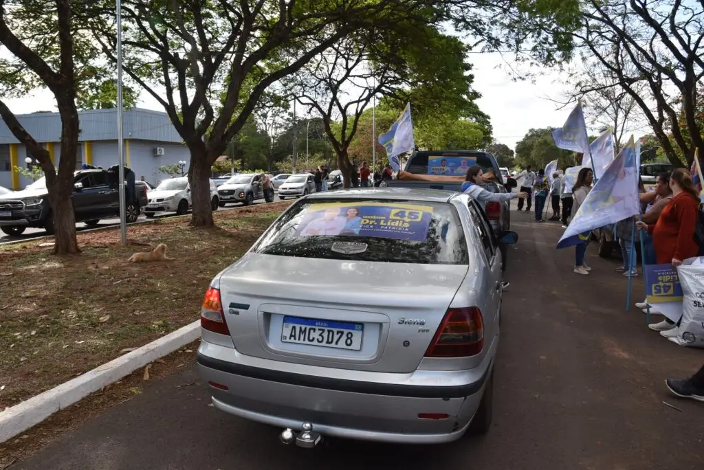Iguatemi: Movimentação de carros e apoiadores marca "adesivaço" de Lídio Ledesma e Patrícia Margatto Iguatemi: Movimentação de carros e apoiadores marca "adesivaço" de Lídio Ledesma e Patrícia Margatto