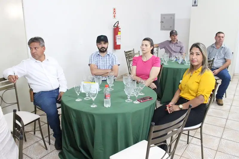 A convite de Sérgio Barbosa, prefeitos e vice-prefeitos eleitos e reeleitos de 17 municípios participam de roda de conversa em Amambai