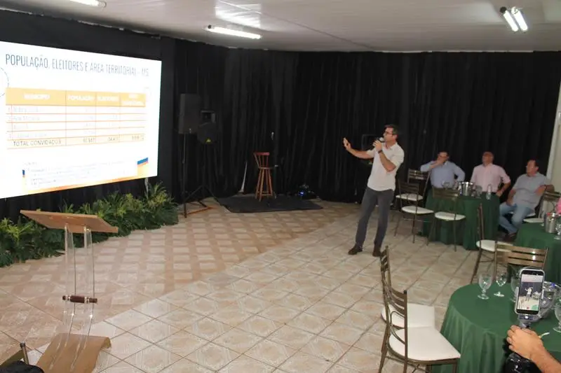 A convite de Sérgio Barbosa, prefeitos e vice-prefeitos eleitos e reeleitos de 17 municípios participam de roda de conversa em Amambai