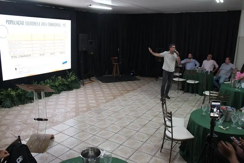 A convite de Sérgio Barbosa, prefeitos e vice-prefeitos eleitos e reeleitos de 17 municípios participam de roda de conversa em Amambai