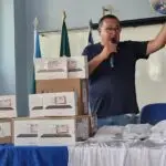Prefeito Dr. Bandeira comemora entrega de tablets e camisetas para Agentes Comunitários de Saúde e de Endemias