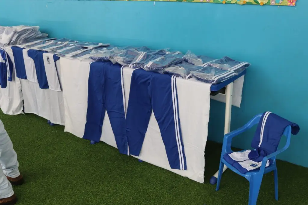 Prefeitura de Amambai entrega uniformes escolares para o ano letivo de 2025
