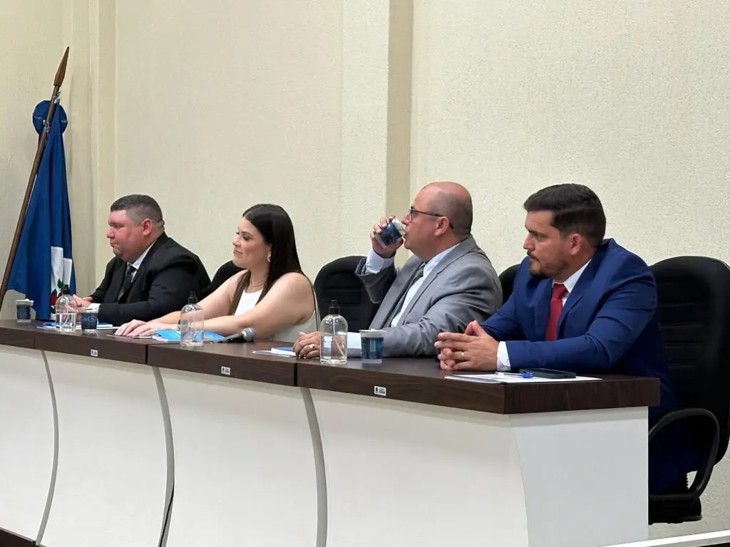 Prefeito reeleito Thalles Tomazelli, vice-prefeito Dr. Bruno e vereadores são empossados em Itaquiraí