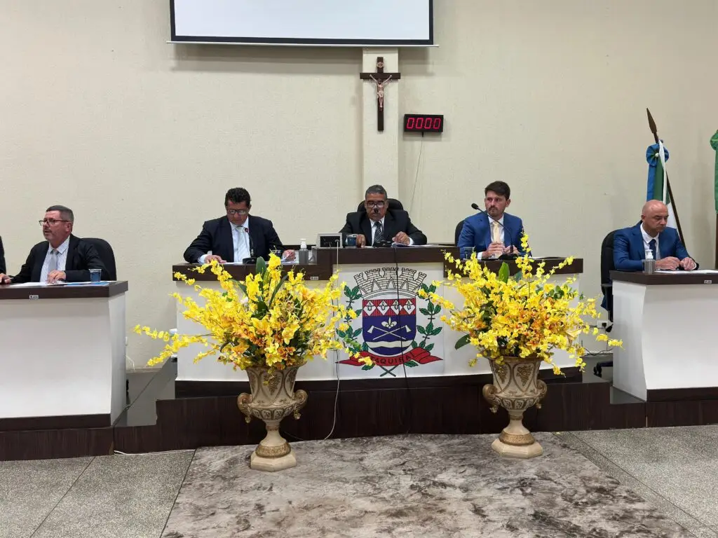 Prefeito reeleito Thalles Tomazelli, vice-prefeito Dr. Bruno e vereadores são empossados em Itaquiraí