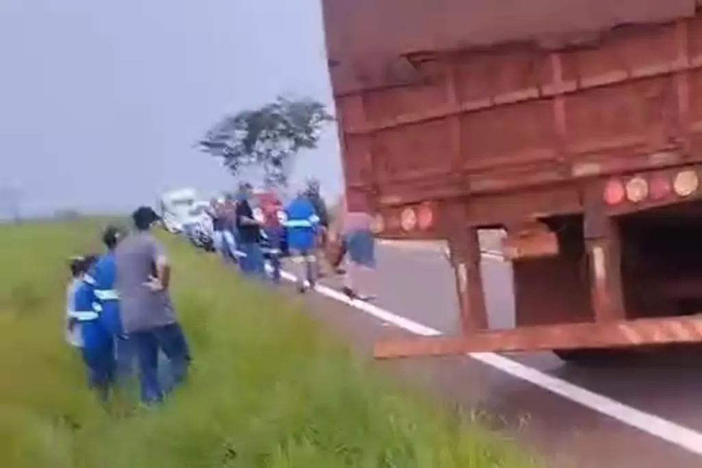 Uma carreta bloqueia rodovia em Caarapó Uma carreta bloqueia rodovia em Caarapó